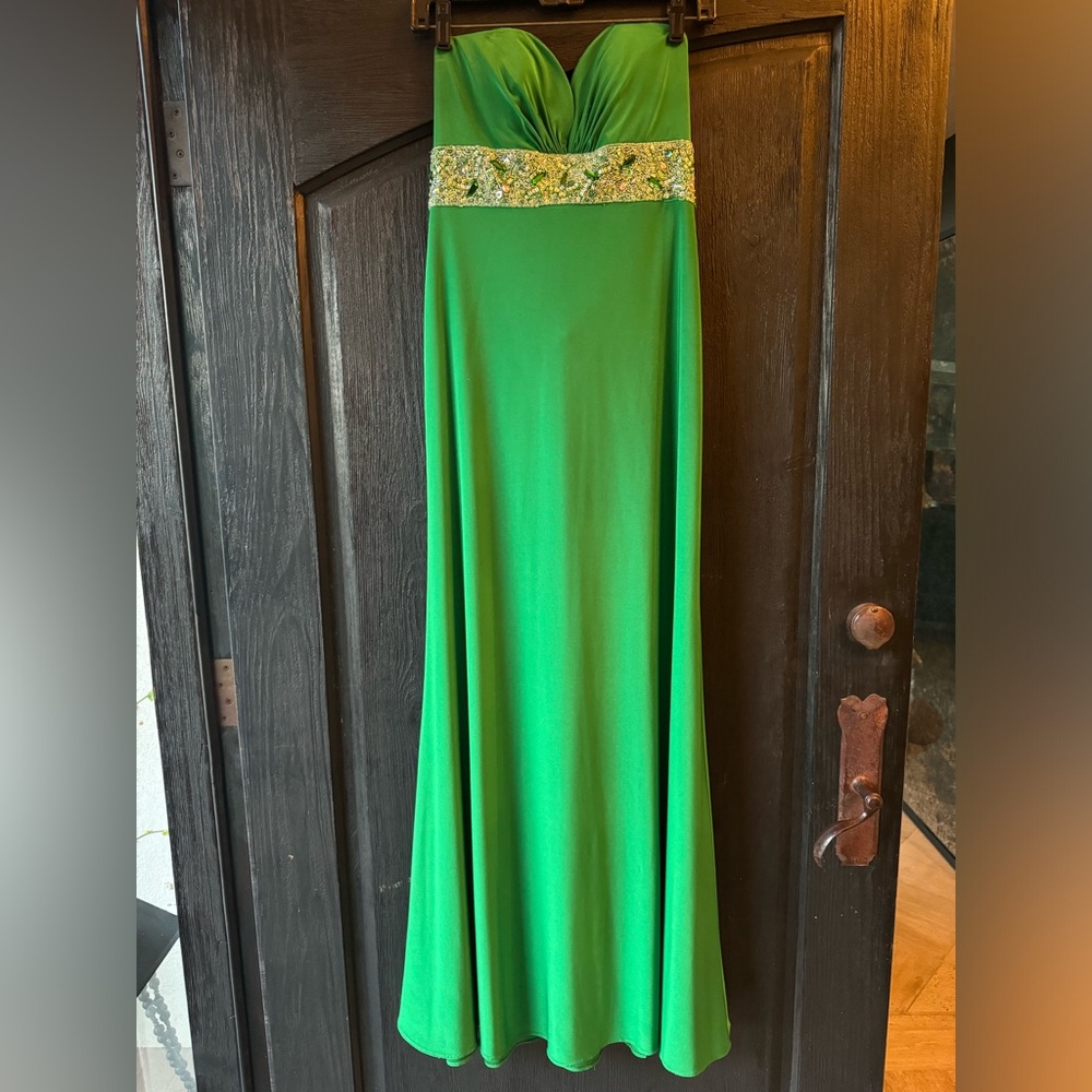 Strapless Atelier Alyce size 6 gown, Kelly green, beaded bust, worn 2 times.